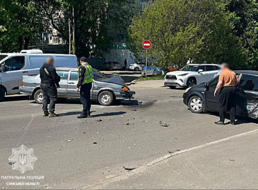 У Сумах зіткнулися Рено та ВАЗ фото У Сумах зіткнулися Рено та ВАЗ фото