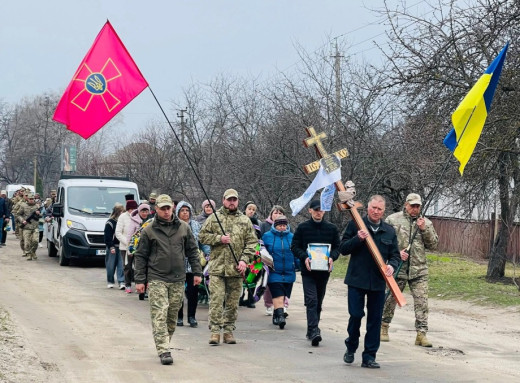 У Кролевці провели в останню путь загиблого воїна Віталія Левченка фото
