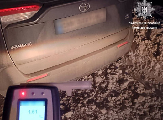 У Сумах нетверезий водій на Toyota RAV4 виїхав на зустрічну смугу фото