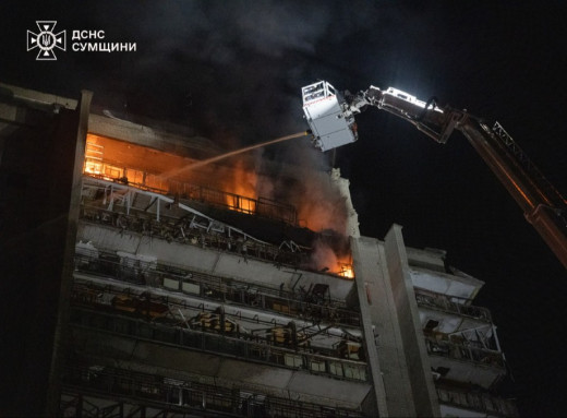 Наслідки нічних ударів по Сумах: рятувальники евакуювали мешканців палаючої 16-поверхівки фото