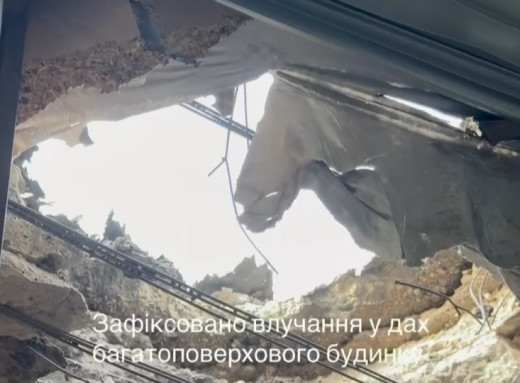 Російський дрон влучив у дах багатоповерхівки в Сумах фото