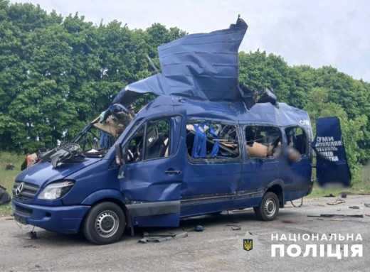 Російський удар по рейсовому автобусу в Білопіллі забрав життя дев'яти мирних жителів фото Російський удар по рейсовому автобусу в Білопіллі забрав життя дев'яти мирних жителів фото