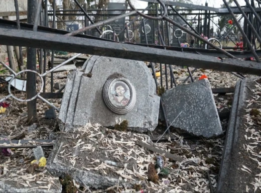 російські окупанти влучили у цвинтар у Сумах фото