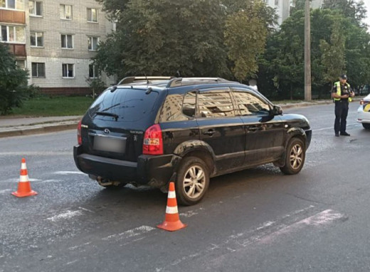 У Сумах водій збив жінку на пішохідному переході фото У Сумах водій збив жінку на пішохідному переході фото