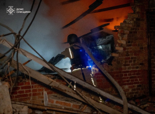 У Сумах рятувальники ліквідували пожежу після нічного російського удару фото У Сумах рятувальники ліквідували пожежу після нічного російського удару фото