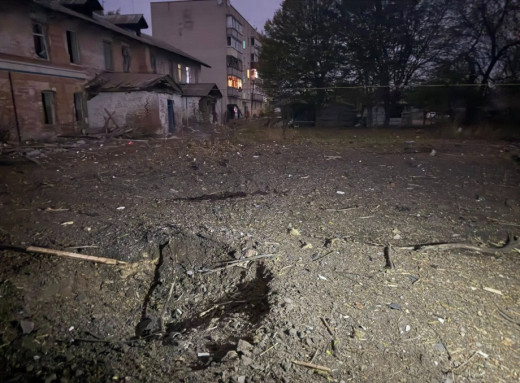 Нічний удар “шахедами” по Степанівці: пошкоджено багатоповерхівки, приватні будинки та відділення “Укрпошти” фото