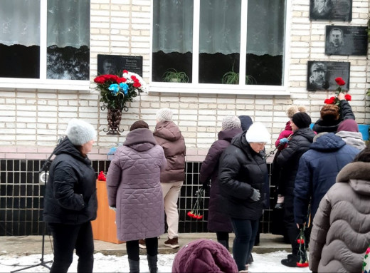 На Роменщині встановили пам'ятну дошку знак на честь загиблого героя Олександра Вакули фото