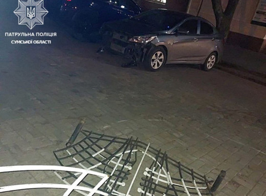 У Сумах п’яний водій врізався у паркан та інше авто і втік з місця ДТП фото