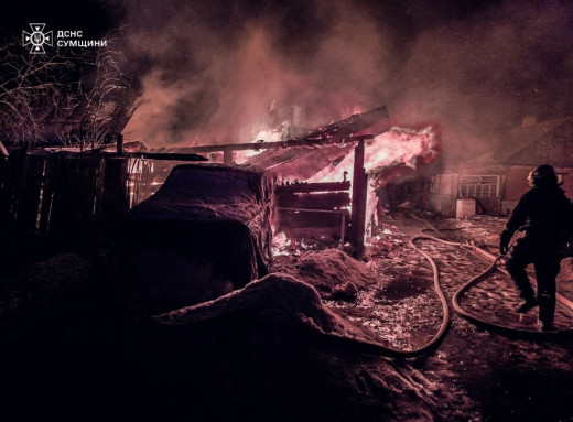 Пожежі на Кролевеччині та у Шостці: рятувальники запобігли знищенню житлових будинків фото