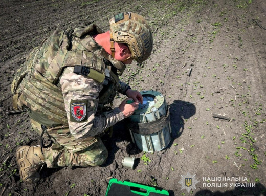 Поліцейські вибухотехніки знешкодили нездетоновану бойову частину російського безпілотника фото