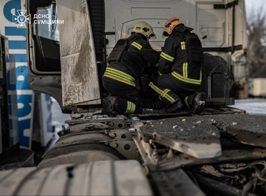 Атака на сумську заправку: ворожий дрон пошкодив цивільний транспорт та приміщення фото