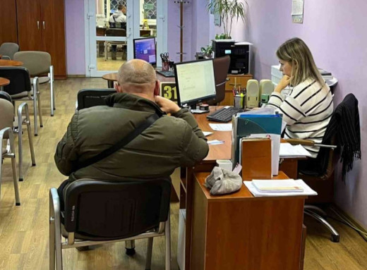 У Сумах у ЦНАПі приймають заяви на оформлення відстрочки для військовозобов’язаних фото