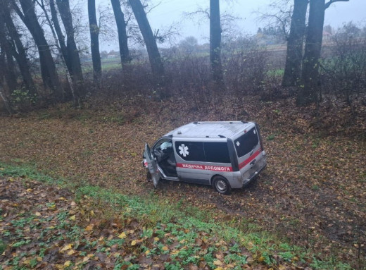 Під Сумами зіткнулися машина меддопомоги та легковик: троє людей травмовано фото