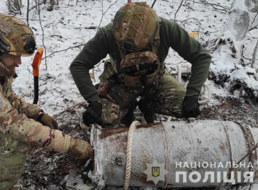 Житель Сумщини знайшов у лісі російську ракету фото