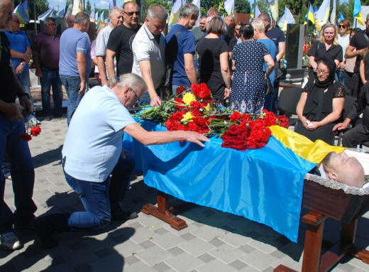 Шосткинці попрощалися із загиблими захисниками Вадимом Вишневським та Олександром Матлаєм фото