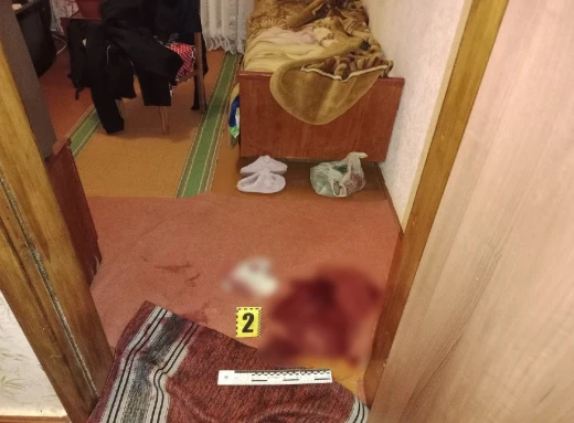 У Ромнах чоловік намагався вбити сина сокирою фото