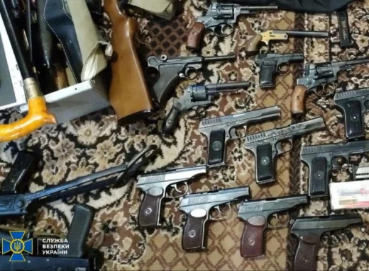 СБУ знешкодила банду, яка торгували трофейною зброєю на Сумщині фото