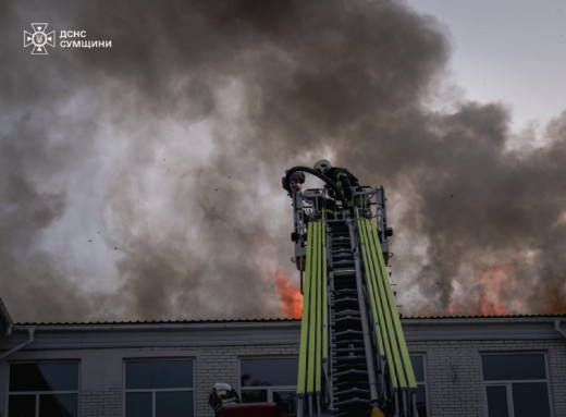 Рятувальники в Сумах ліквідували масштабну пожежу після ворожих ударів фото