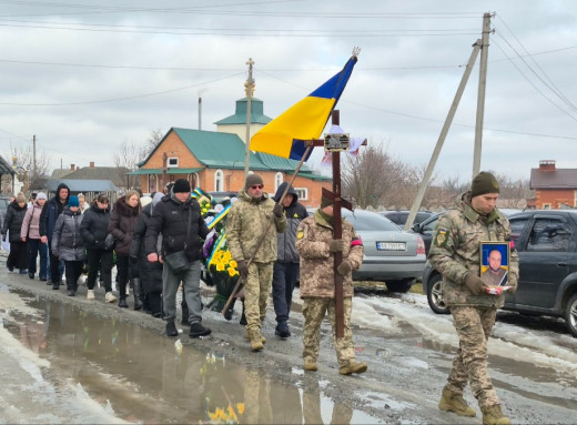 У Лебедині попрощалися із загиблим захисником Анатолієм Іщенком фото