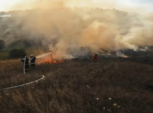 Рятувальники ліквідували масштабну пожежу на Охтирщині, спричинену ворожим обстрілом фото