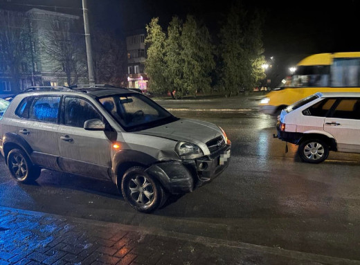 У центрі Шостки сталась ДТП: зіткнулися Hyundai та ВАЗ фото