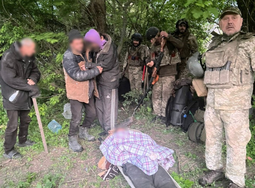 На Сумщині прикордонники врятували трьох поранених цивільних після атаки російського дрона фото На Сумщині прикордонники врятували трьох поранених цивільних після атаки російського дрона фото
