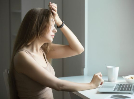 Негативні розмови з собою, надмір кави та ізоляція: звички, які руйнують мозок і психіку фото