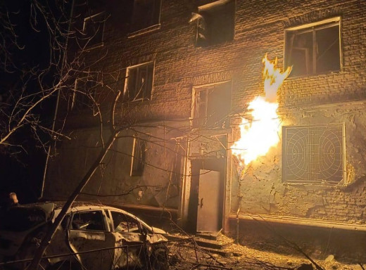 У Чернігові вибух "шахеда" пошкодив багатоповерхівку і спричинив пожежу газопроводу фото