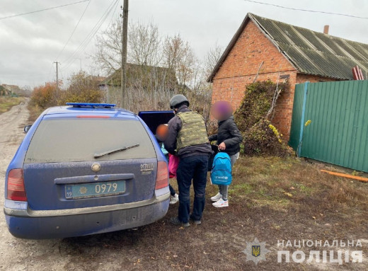 Поліцейські продовжують евакуювати людей з-під обстрілів у Сумському районі фото