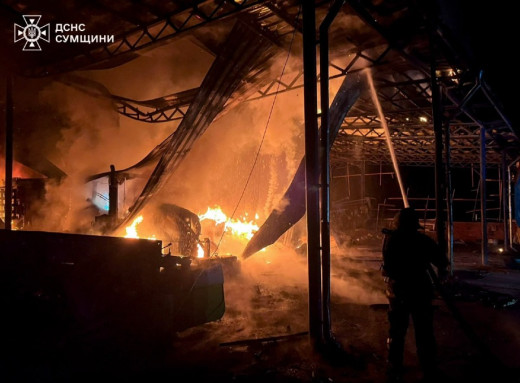 Рятувальники ліквідували пожежу після атаки БПЛА на Лебединську громаду фото Рятувальники ліквідували пожежу після атаки БПЛА на Лебединську громаду фото
