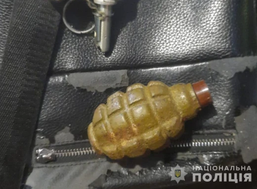 У Сумах у домашнього насильника поліцейські виявили бойову гранату фото