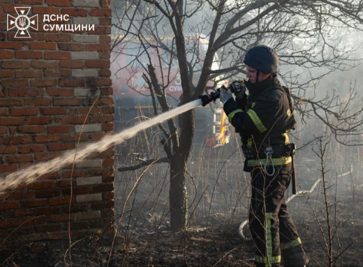 Ворожий обстріл Сум: масштабна пожежа знищила дачі фото