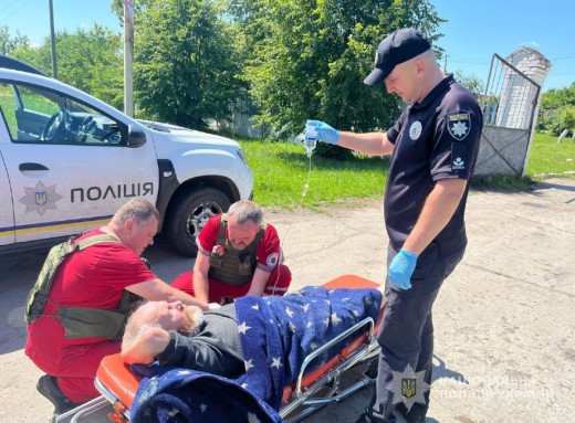 На Краснопільщині поліцейський офіцер громади врятував знесиленого чоловіка фото На Краснопільщині поліцейський офіцер громади врятував знесиленого чоловіка фото