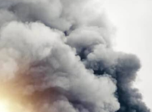 Через ворожу атаку виникла пожежа в промисловому районі Сум фото