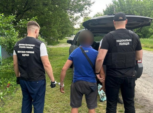 На Охтирщині чоловіку повідомили про підозру за погрозу вбивством сусідові та зберігання гранат фото