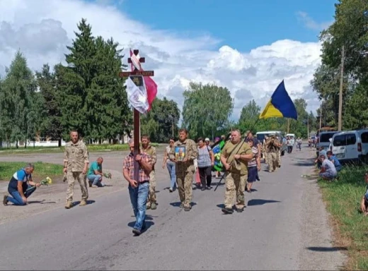 Кролевчани попрощались із бойовим офіцером Анатолієм Лукашем фото