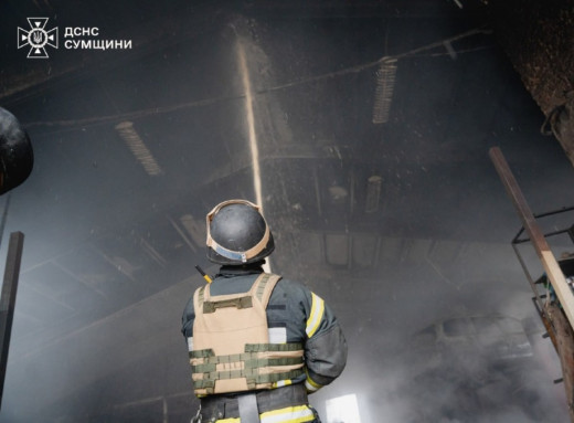 росіяни зранку атакували Суми: рятувальники гасили пожежу під загрозою повторних ударів фото