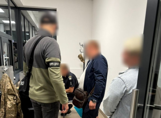 На кордоні затримали мешканця Сумщини, який задля виїзду одружився на старшій жінці з інвалідністю фото