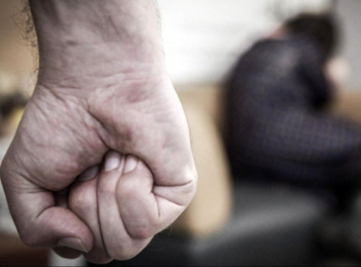 Суд у Сумах призначив рік обмеження волі чоловіку за домашнє насильство над матір’ю фото