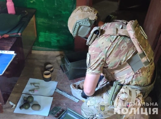 На Сумщині в покинутому будинку виявлено гранати та патрони фото