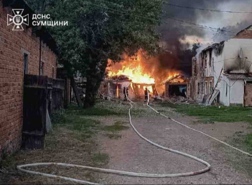 У Путивлі рятувальники ліквідували масштабну пожежу, що виникла через російські обстріли фото