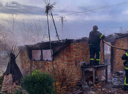 На Роменщині ворожий обстріл призвів до пожежі в житловому секторі фото