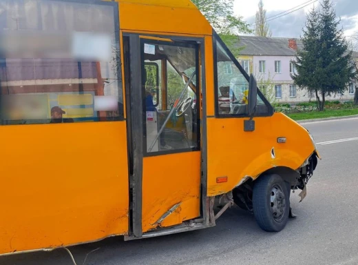 У Сумах п'яний водій “Фольксвагену” врізався у маршрутку фото