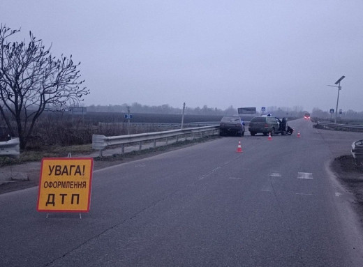 На Конотопщині у зіткненні легковиків на трасі постраждала 29-річна водійка фото