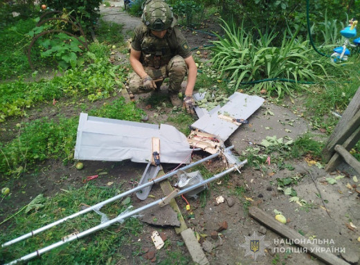 Вибухотехніки поліції знешкодили бойову частину ворожого безпілотника фото Вибухотехніки поліції знешкодили бойову частину ворожого безпілотника фото