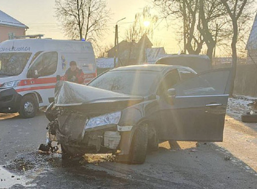 Врізався у дерево: у Сумах через перевищення швидкості постраждали жінка та дитина фото