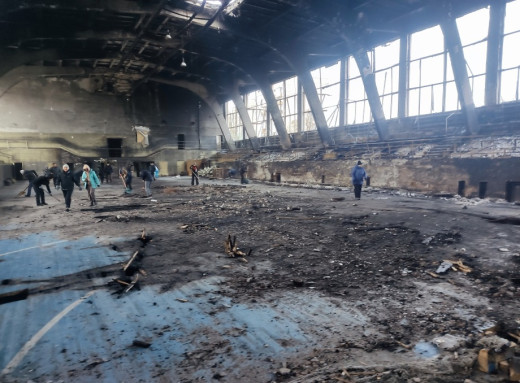 Спортивна спільнота Шостки все вихідні прибирала наслідки удару «шахедів» по спорткомплексу «Свема» фото