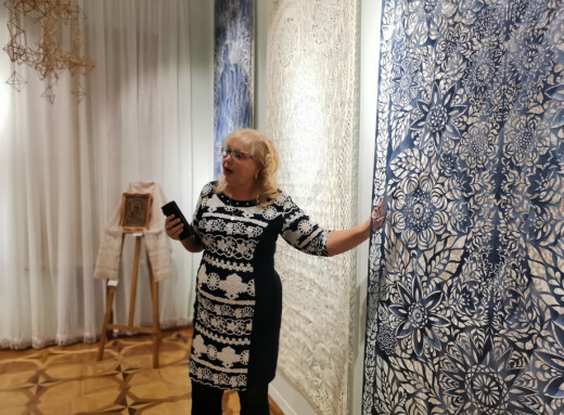 У Сумському музеї відкрилася різдвяно-новорічна виставка «Паперове мереживо, заквітчане узором» фото