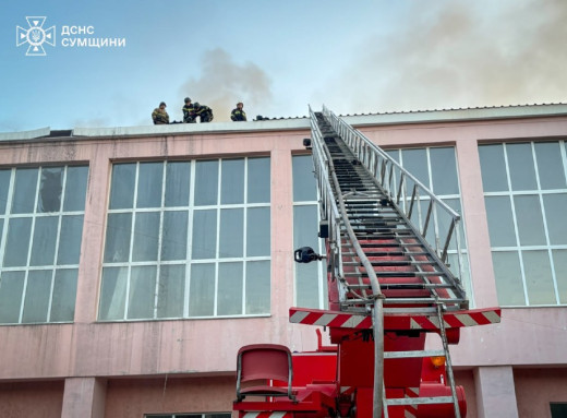 На Сумщині рятувальники гасили пожежі після ударів «шахедів» фото