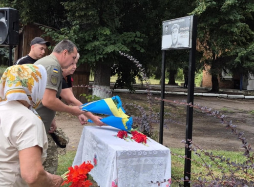 На Лебединщині відкрили меморіальну дошку полеглому захиснику Олександру Огороднікову фото На Лебединщині відкрили меморіальну дошку полеглому захиснику Олександру Огороднікову фото